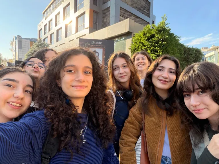 AFBAL öğrencileri okul binasının önünde bir arada